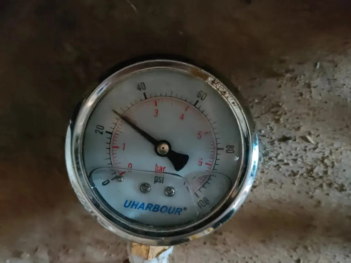 Pressure gauge on the underfloor heating circuit during the test
