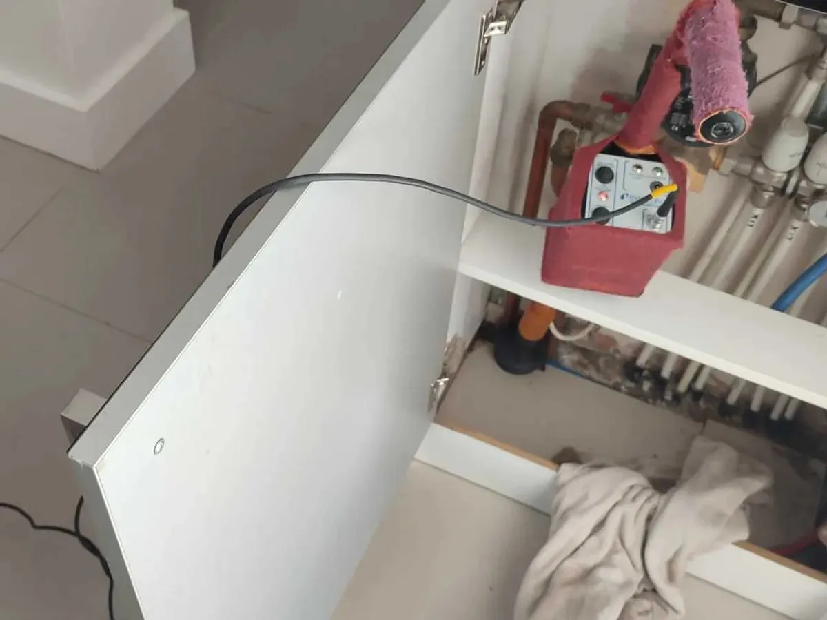 Tracer gas equipment connected inside the manifold cupboard